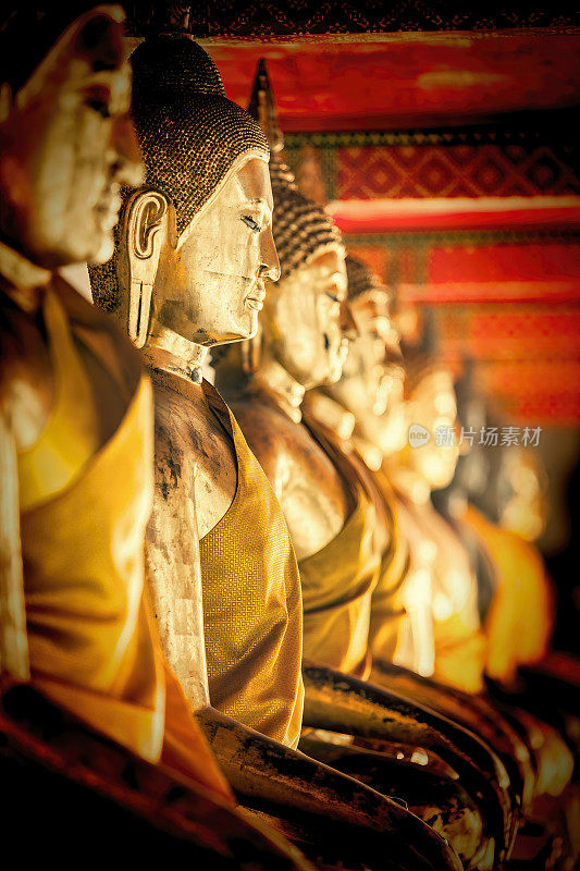 在Wat Pho，曼谷，泰国的佛像排成一行
